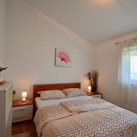 Comfortable Apartment Near The Hidrobaza Beach Štinjan Exteriör bild