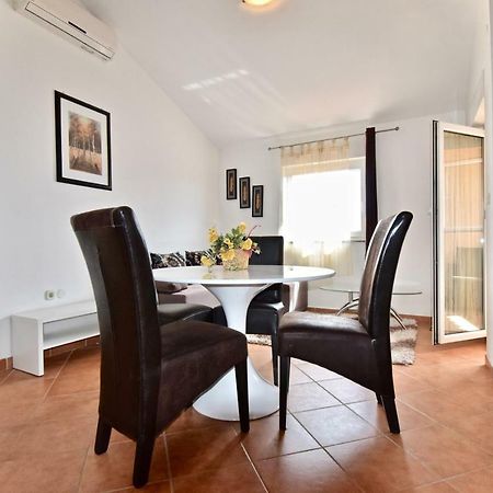 Comfortable Apartment Near The Hidrobaza Beach Štinjan Exteriör bild