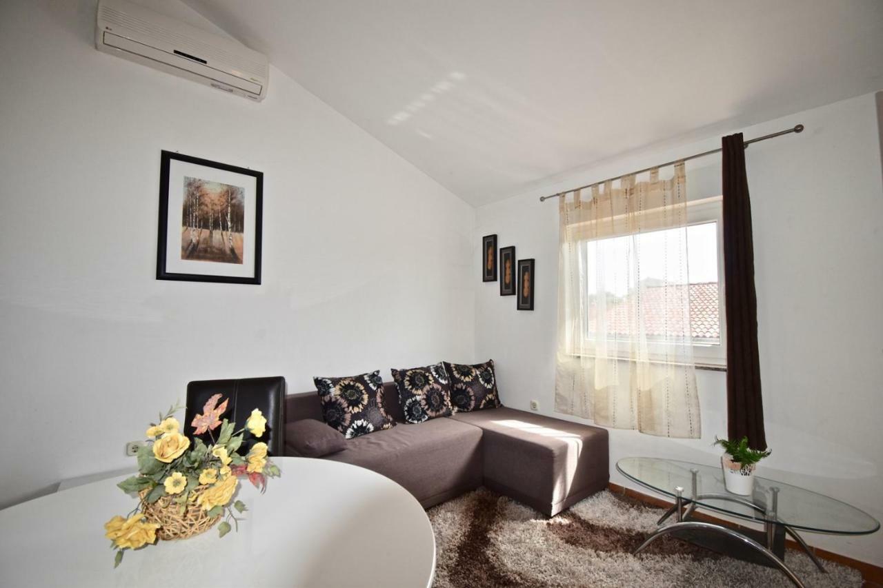 Comfortable Apartment Near The Hidrobaza Beach Štinjan Exteriör bild